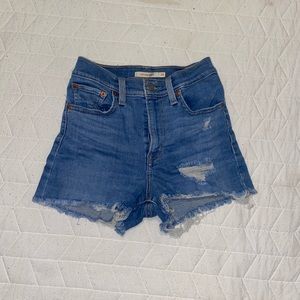 -Jean shorts
-Levi’s
-24